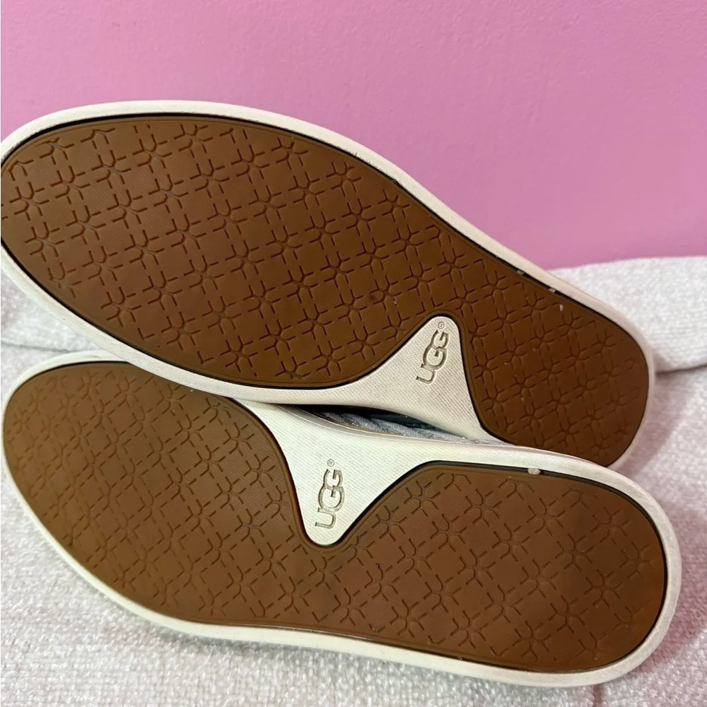 UGG light gray